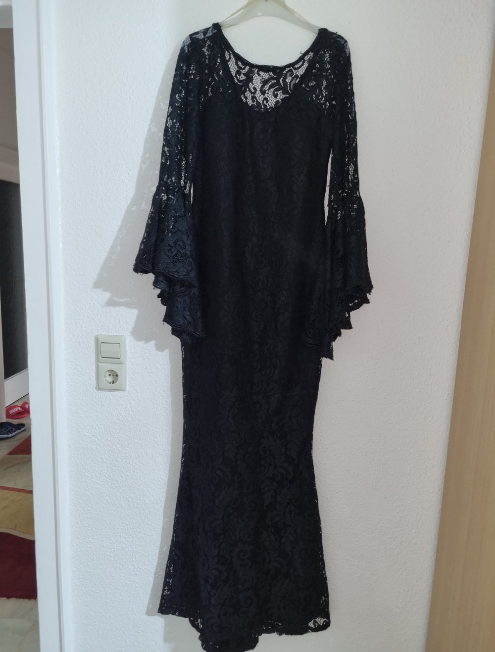 langes schwarzes Kleid