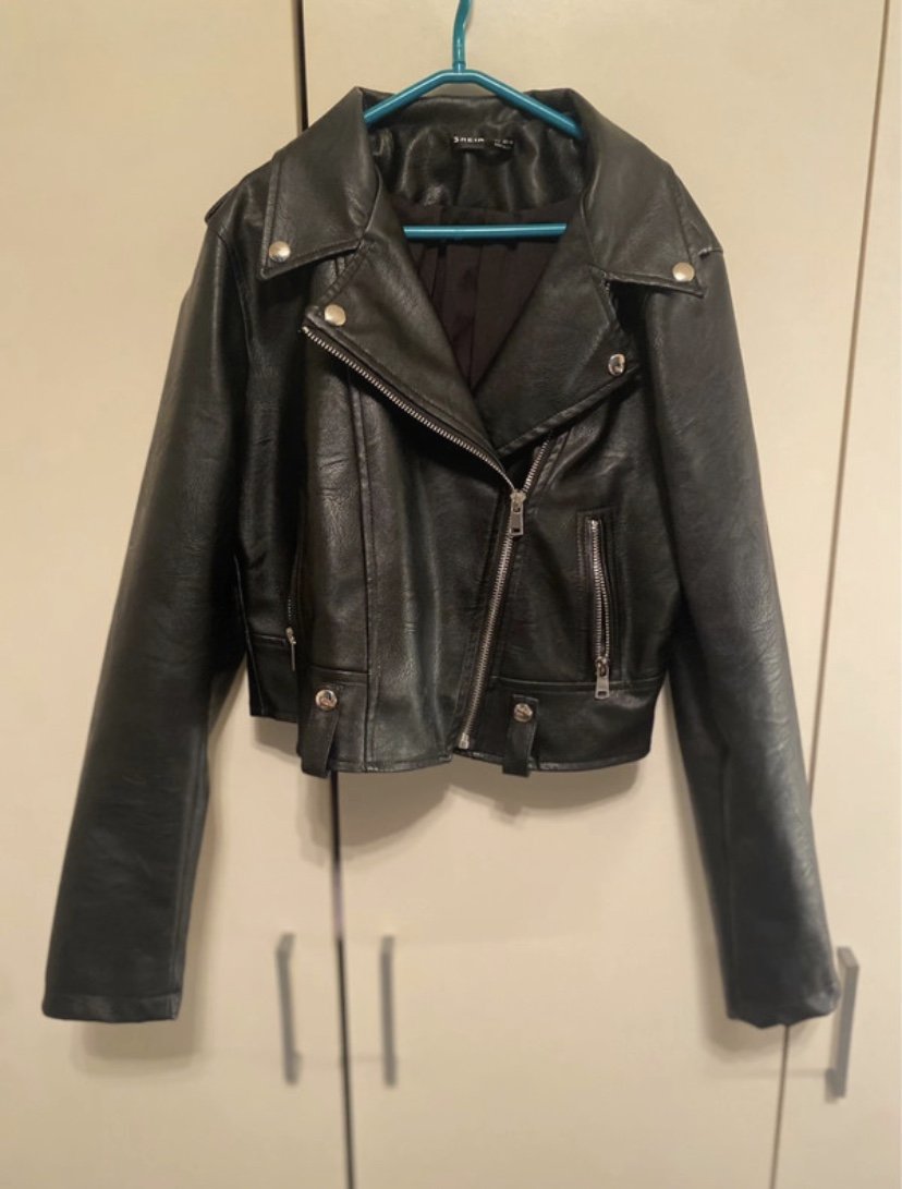 Kunstlederjacke von Shein 
26€