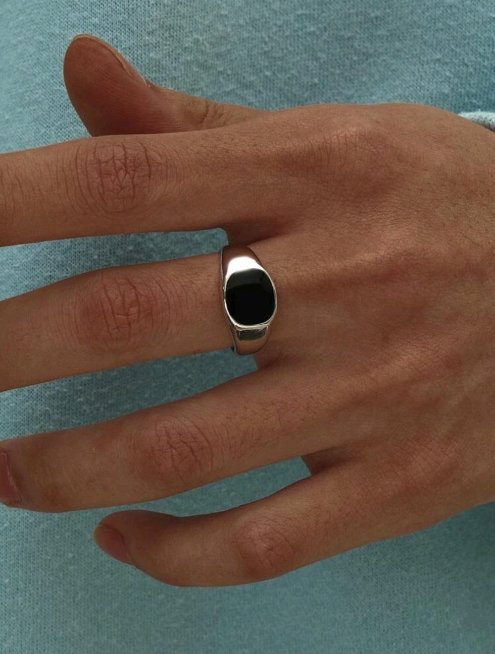 Mininalistischer Herrenring mit schwarzem Stein