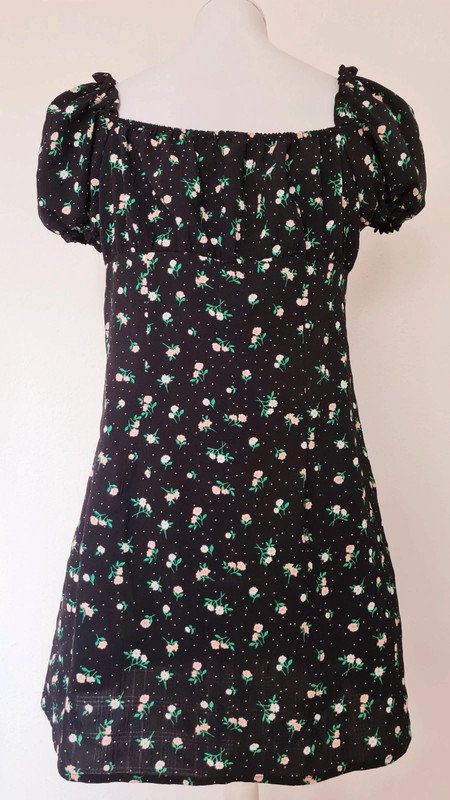 Schwarz geblümtes Sommerkleid