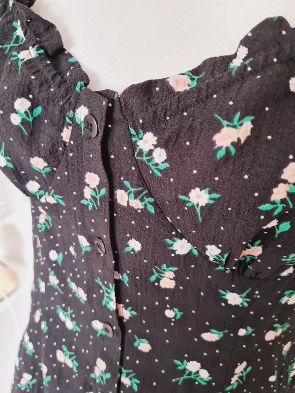 Schwarz geblümtes Sommerkleid