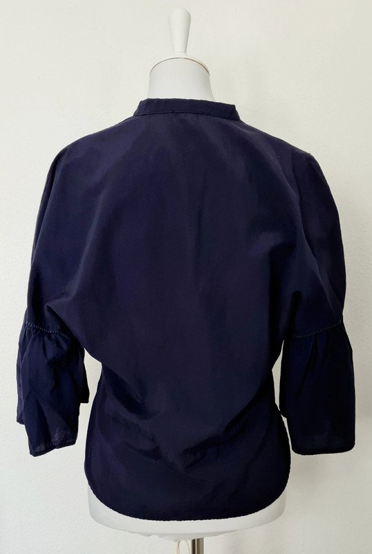 Dunkelblaue Bluse mit Volantärmel