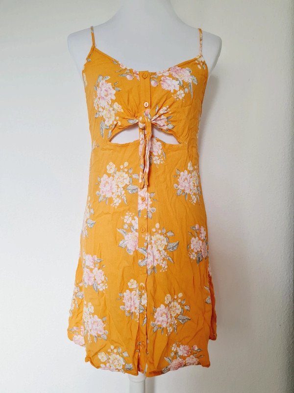 Gelb geblümtes Sommerkleid