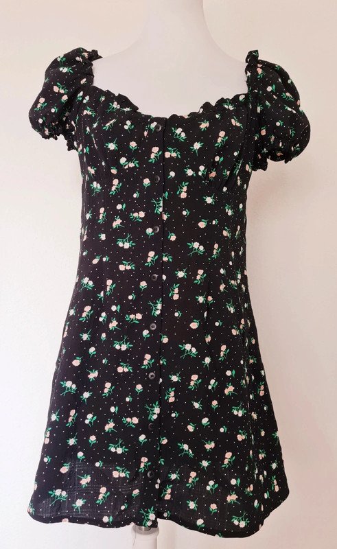 Schwarz geblümtes Sommerkleid