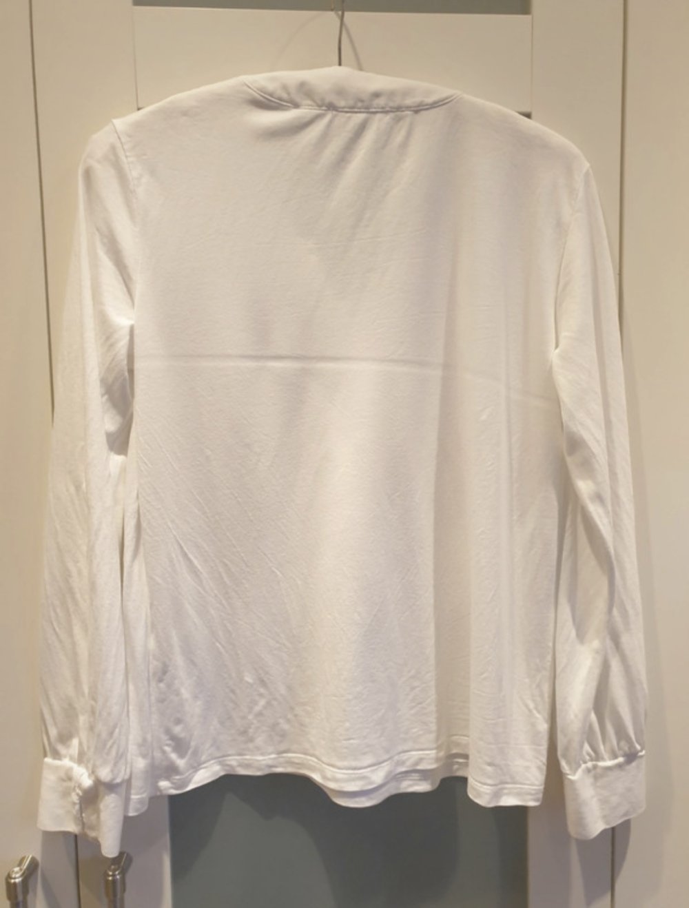 2 weiße Blusenshirts