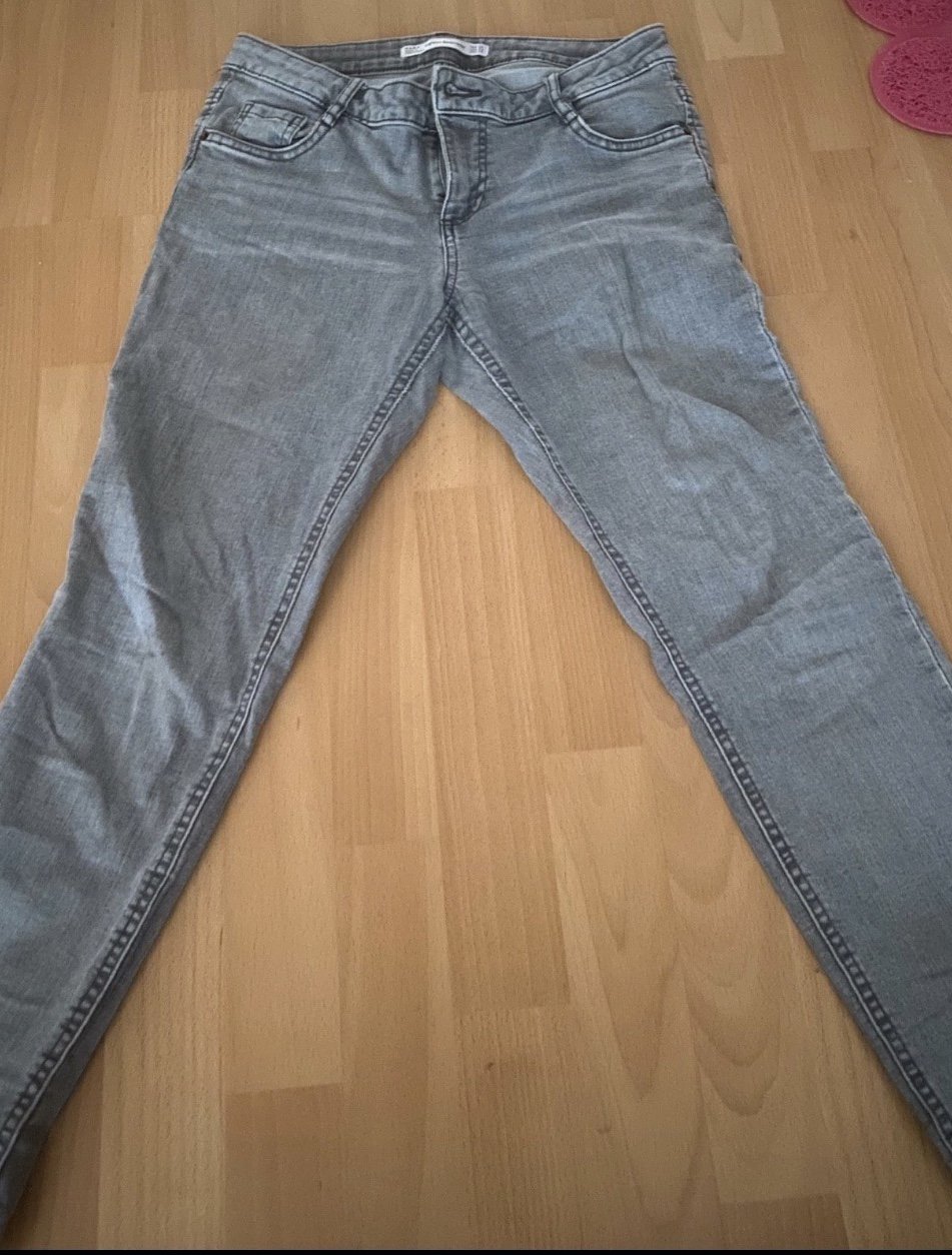 Graue Jeans