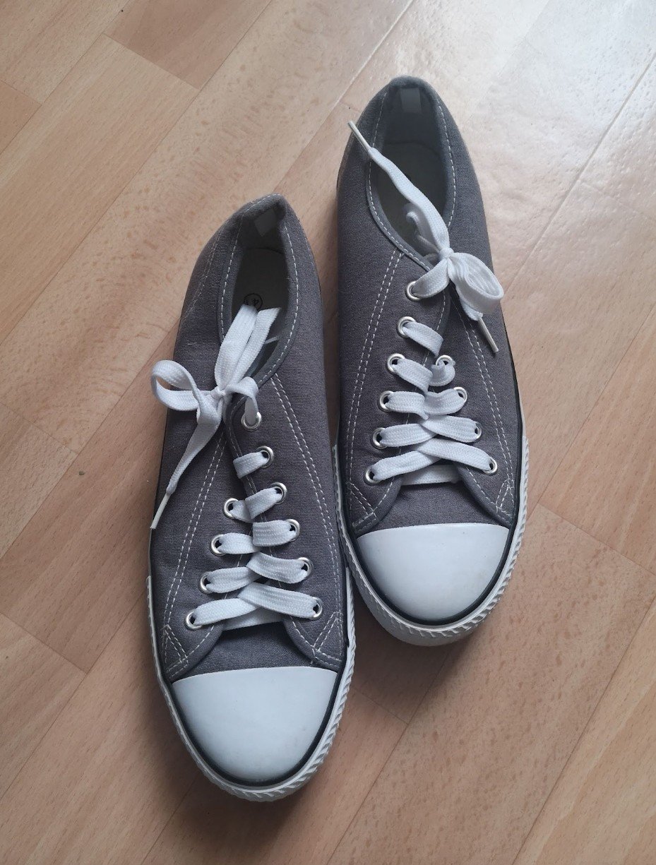 2 Paar Sneaker, je