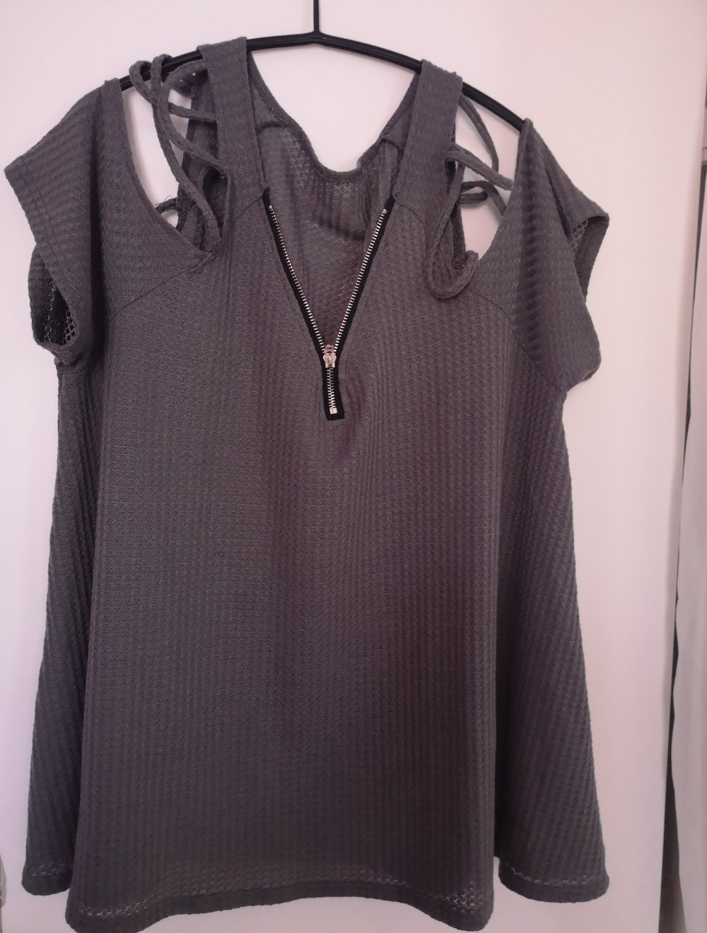 Shirt mit Cut Outs und V-Ausschnitt