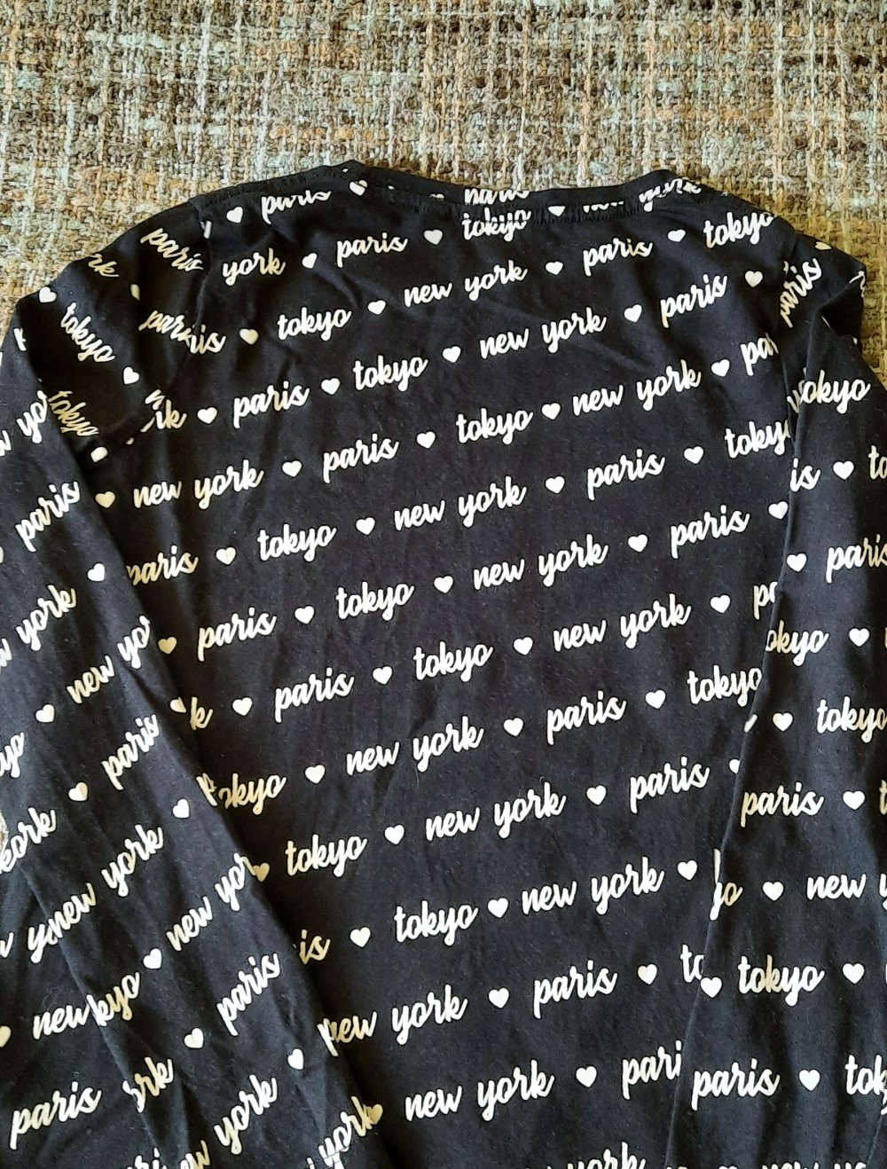 schwarzes Langarmshirt; 5€