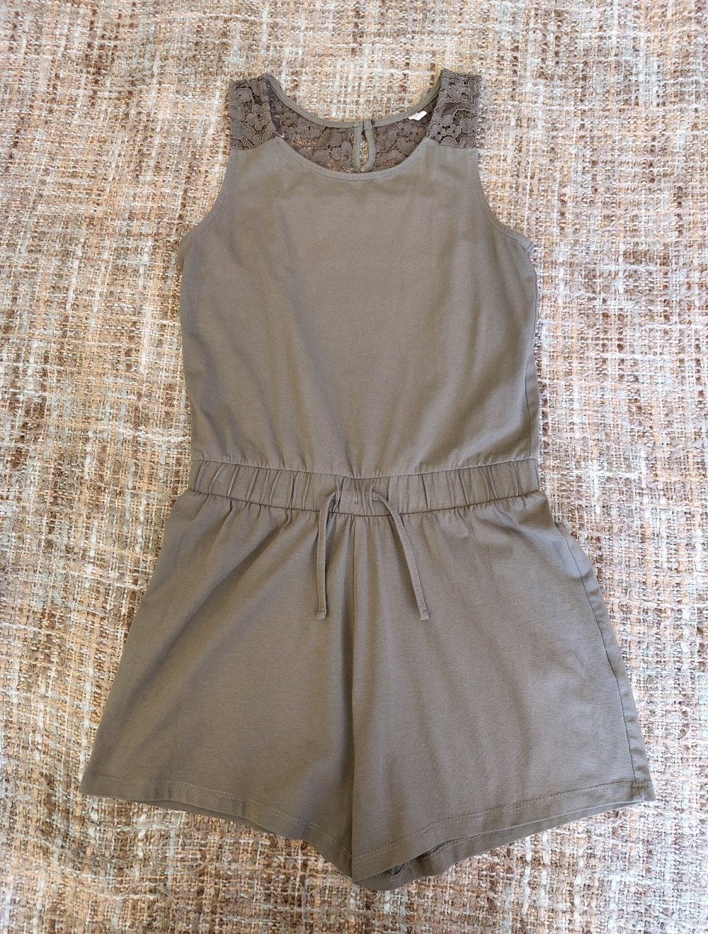 khakifarbener Jumpsuites, 4€