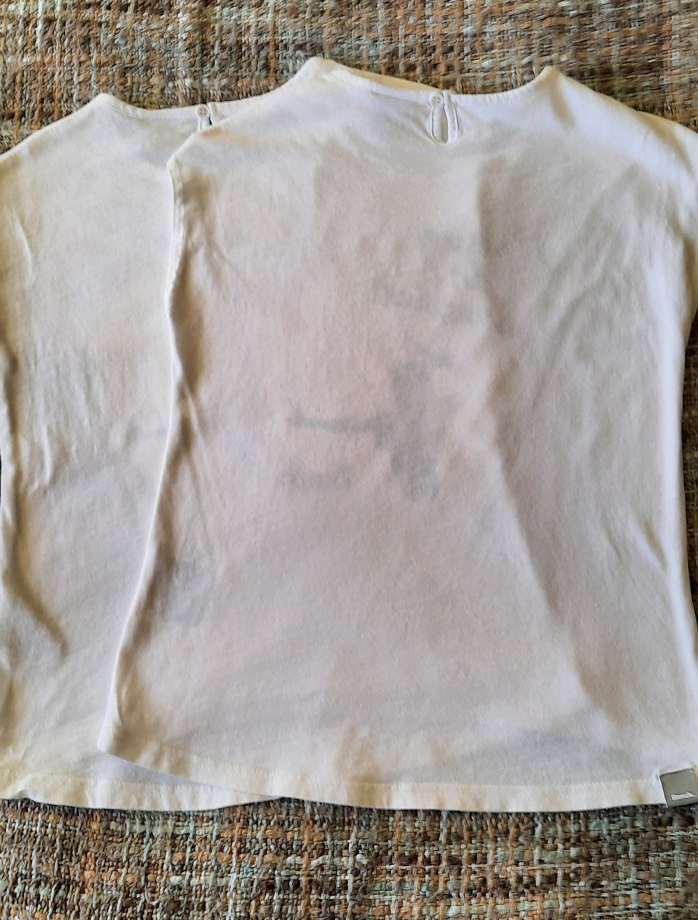 2 weiße ärmellose ? T-Shirts; 8€