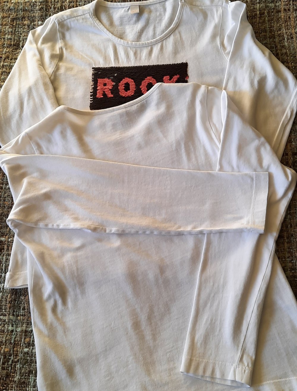 2 langärmlige T-Shirts; 8