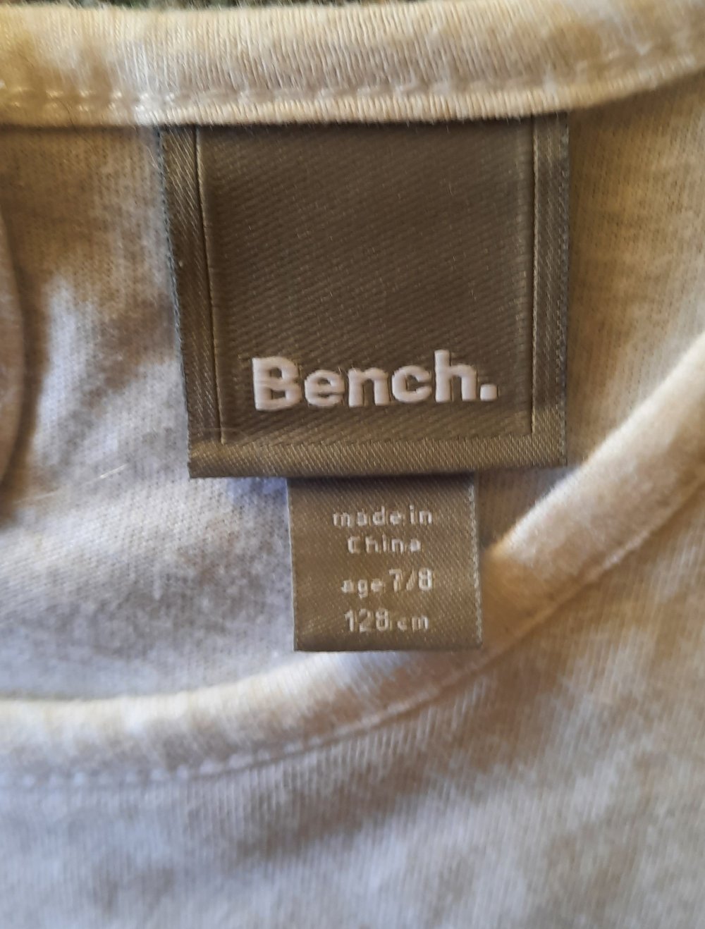 2 weiße ärmellose ? T-Shirts; 8€