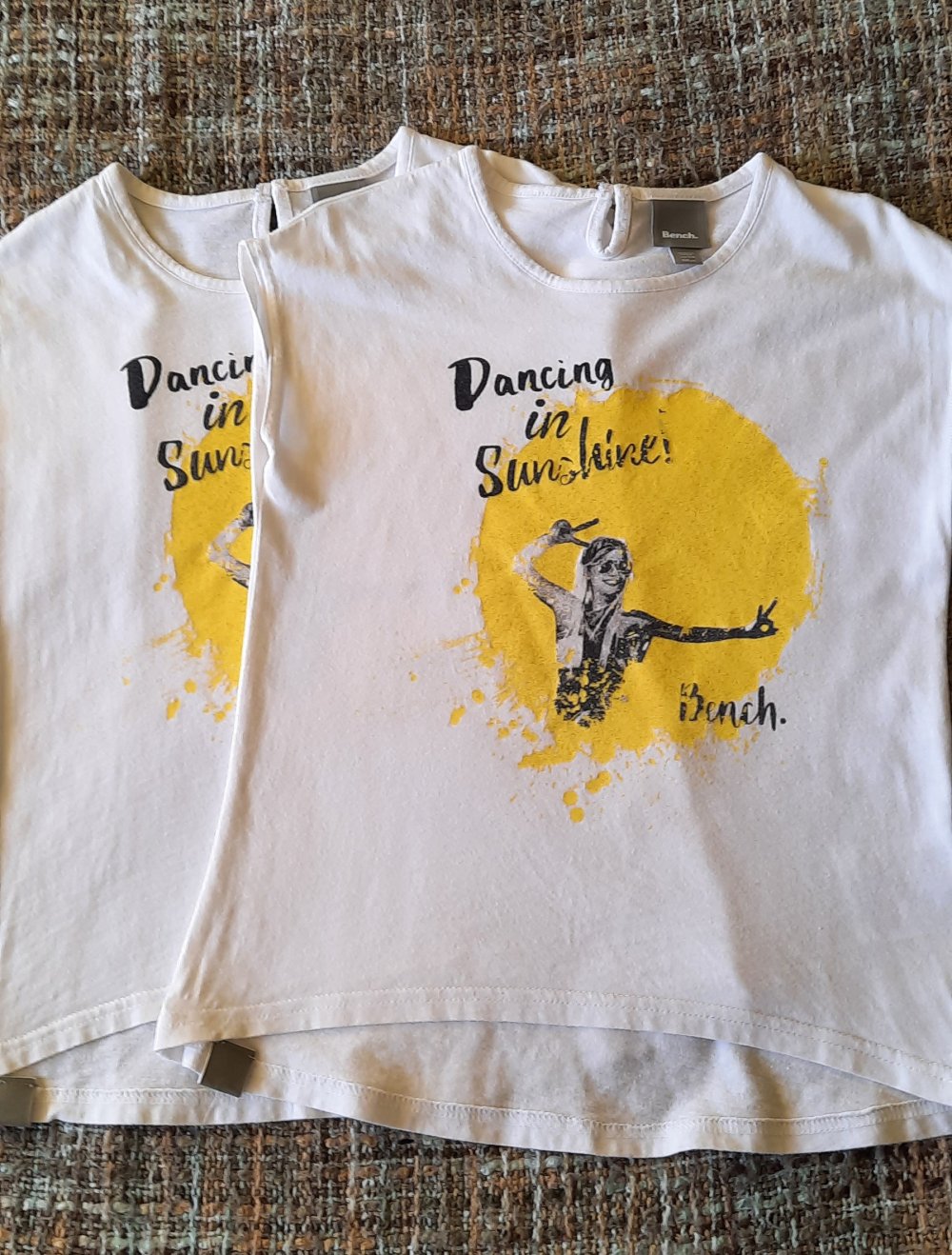 2 weiße ärmellose ? T-Shirts; 8€