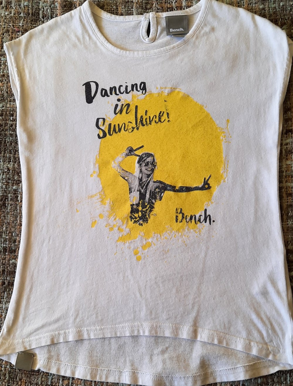 2 weiße ärmellose ? T-Shirts; 8€