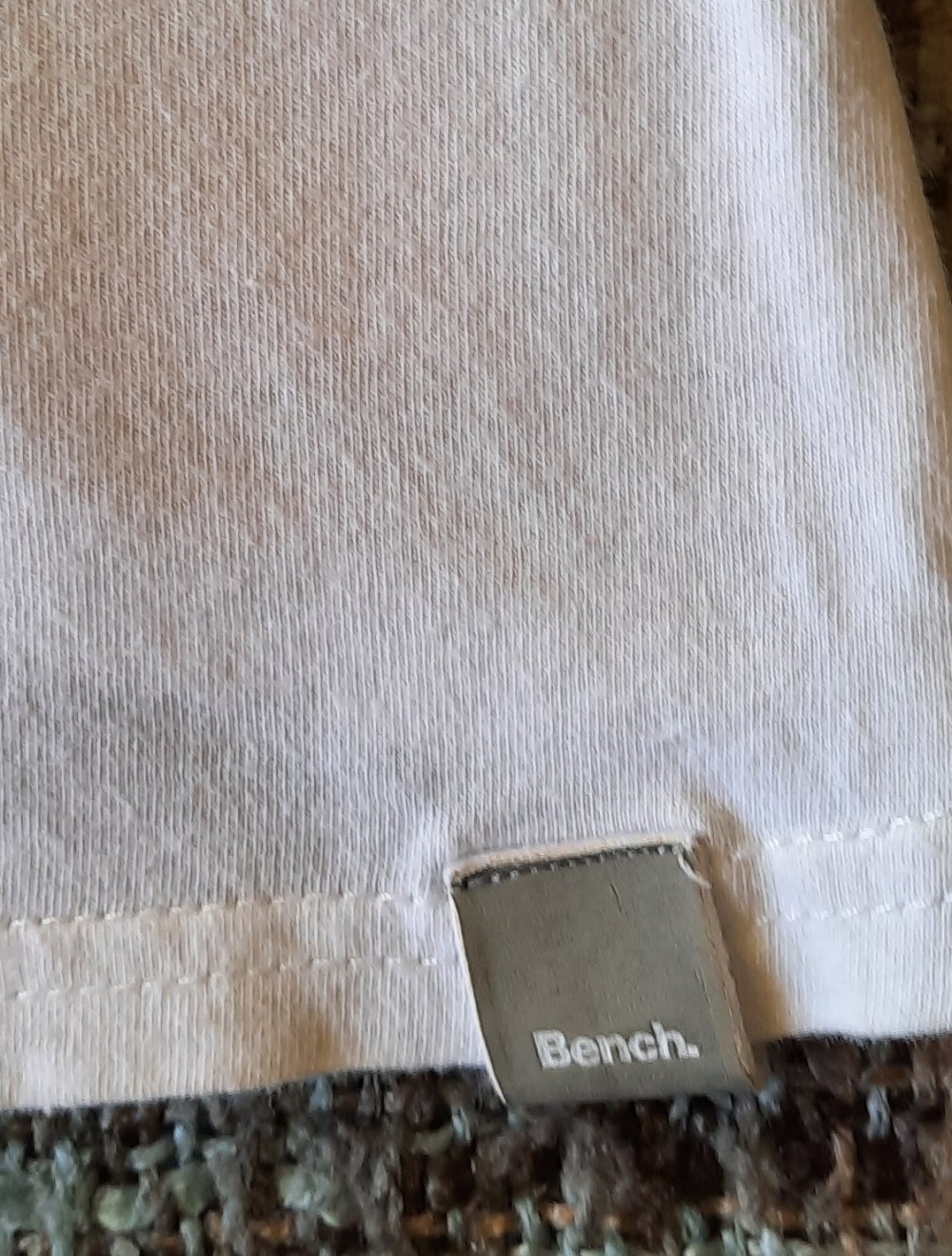 2 weiße ärmellose ? T-Shirts; 8€