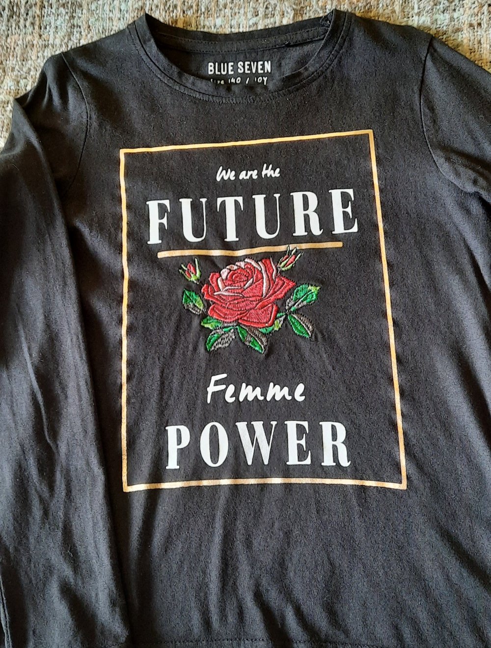 schwarzes langärmliges T-Shirt; 5€