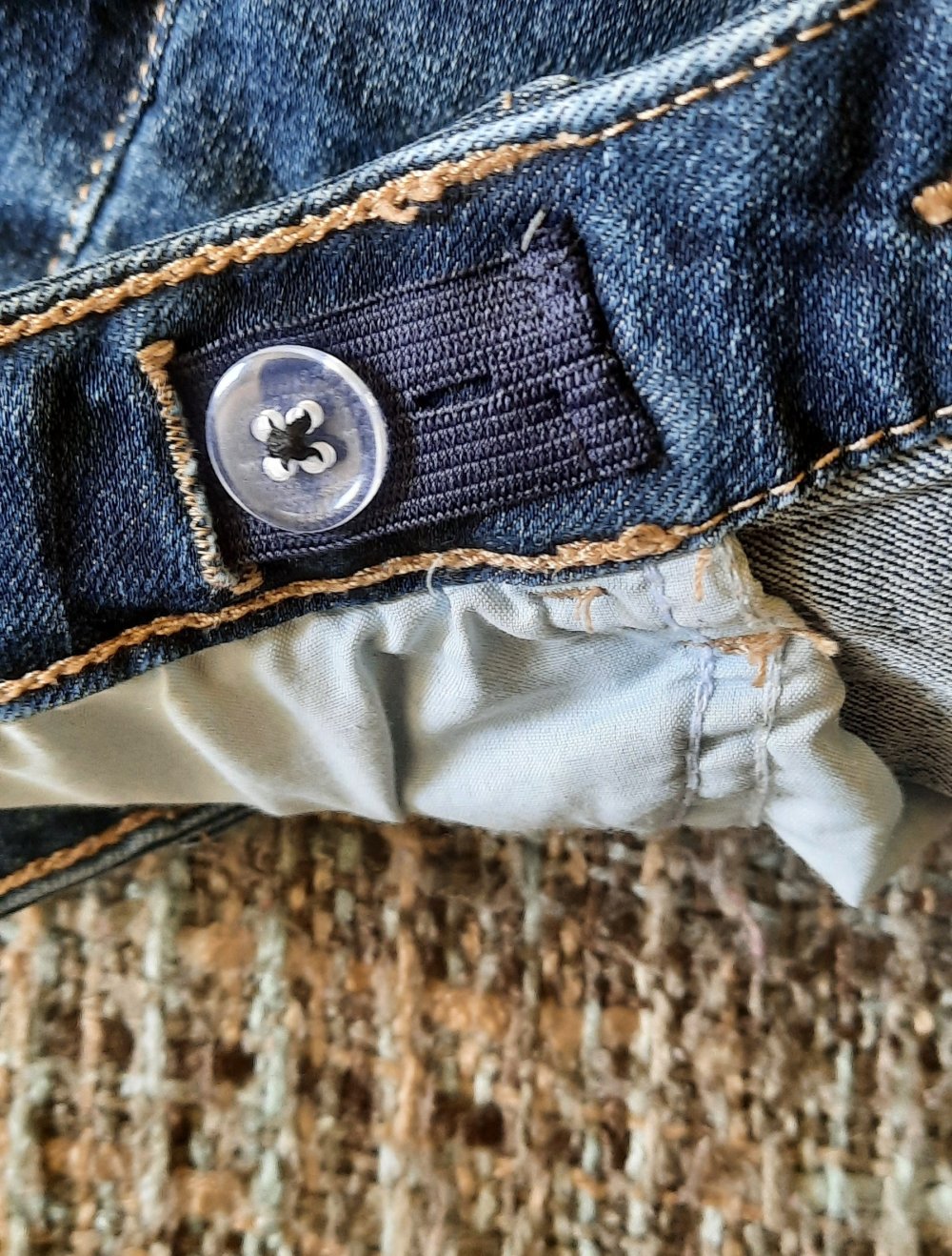 dunkelblaue Jeansshorts; 4€