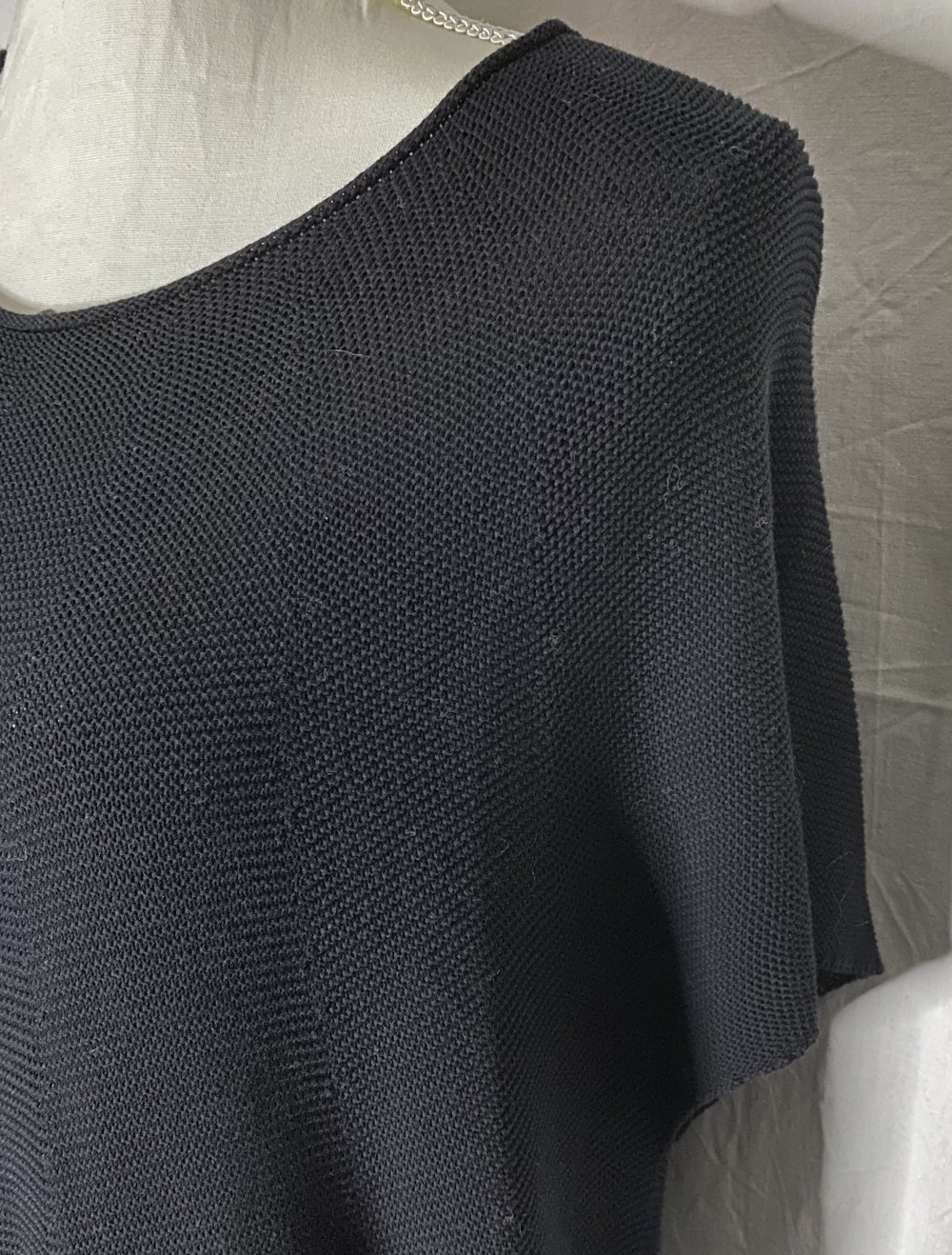 Schwarzes Kurzarm Feinstrick Midi Kleid