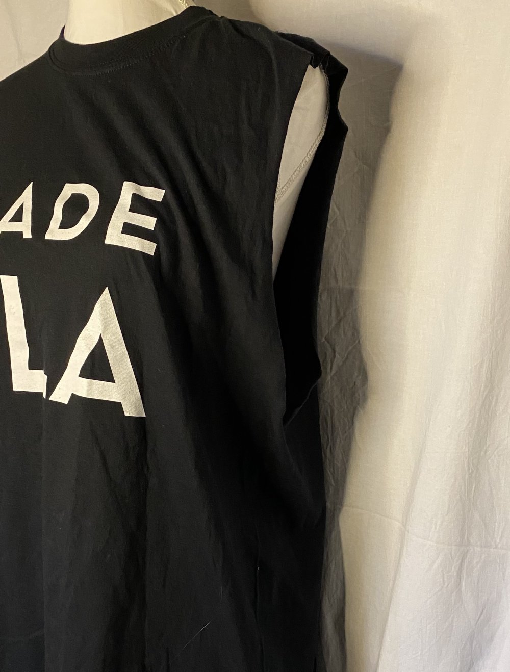 Schwarzes Top mit Weißem Aufdruck