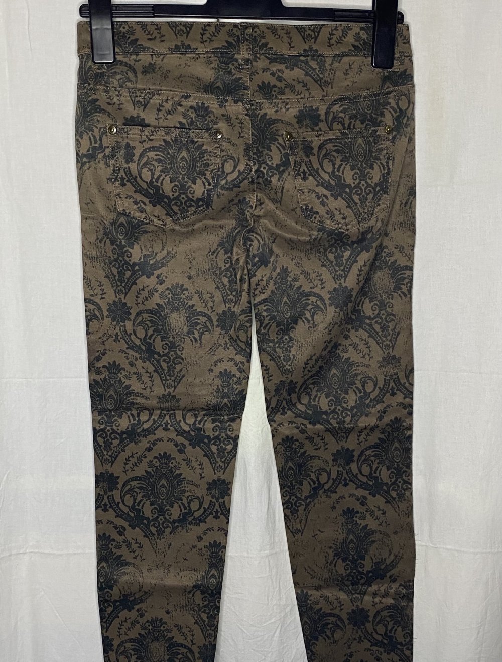 Braune Röhren Hose mit Schwarzem Antik Muster