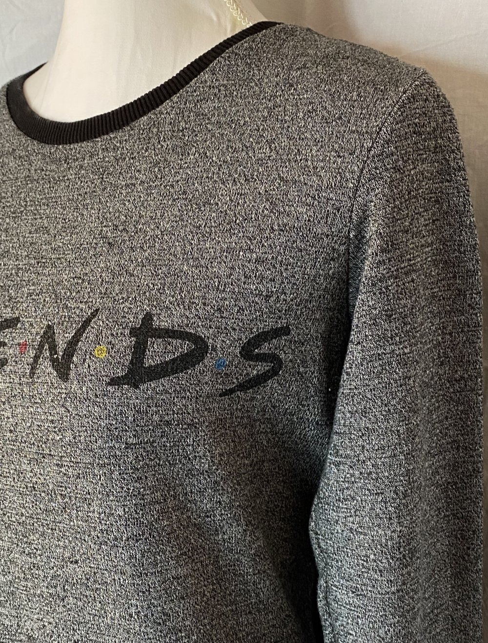 Weiß Schwarz Melierter Sweat Pullover mit Friends Aufdruck