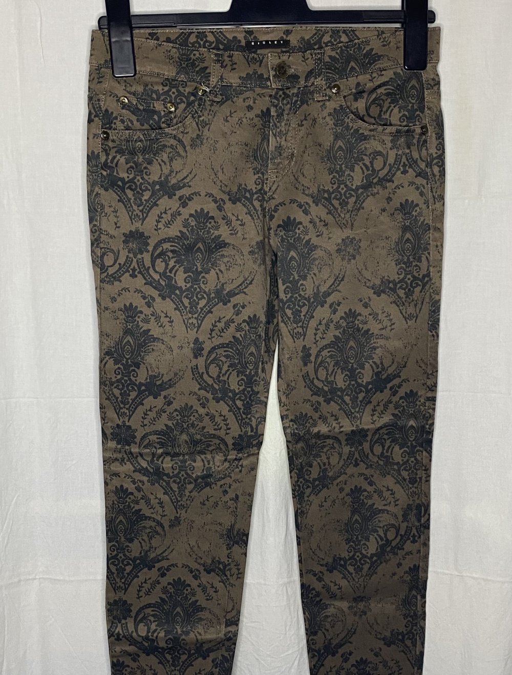 Braune Röhren Hose mit Schwarzem Antik Muster
