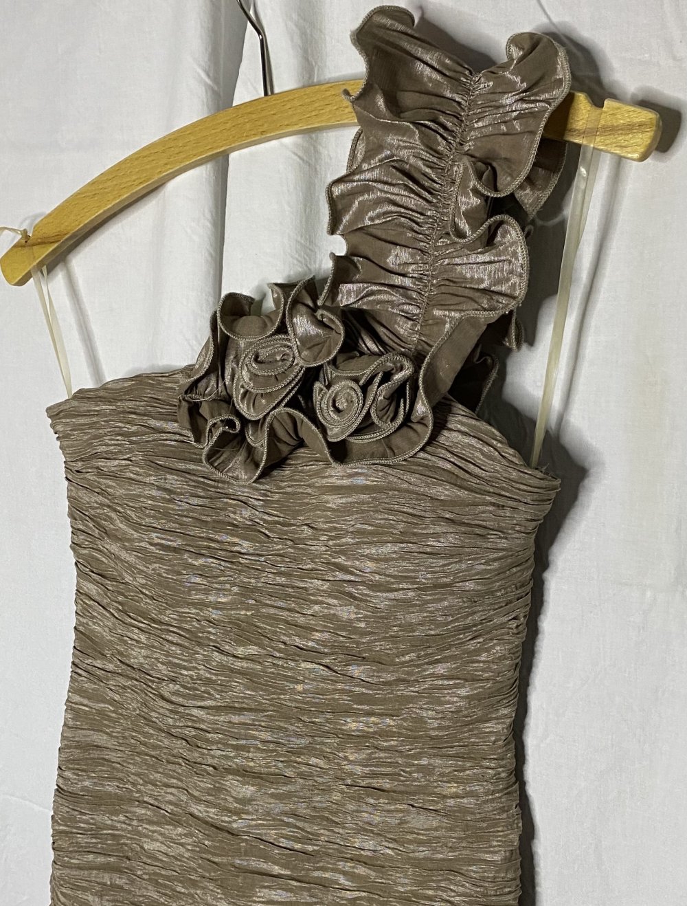 Goldenes One Shoulder Kleid mit Raffungen
