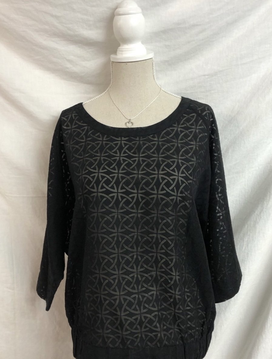 schwarze Bluse mit transparentem Muster