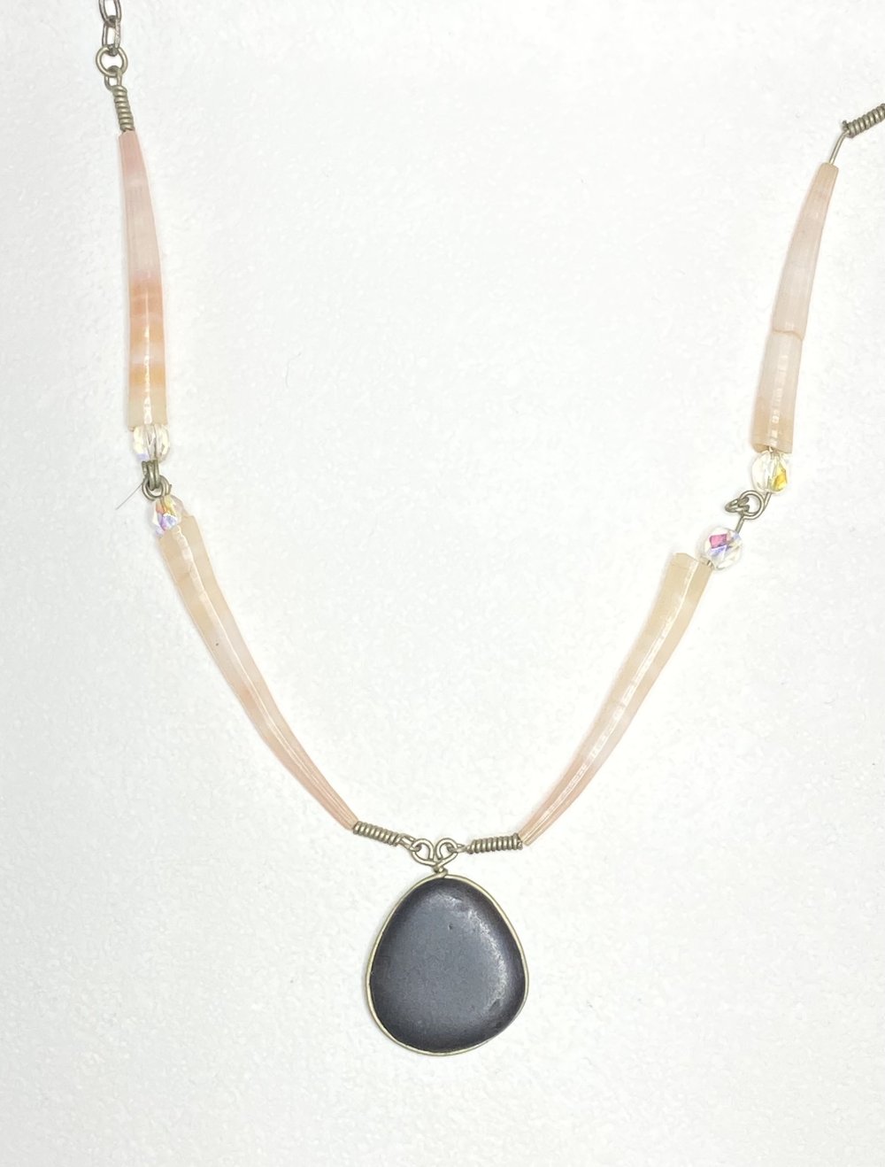 Zierliche Muschel Kette mit Schwarzem Chalcedon