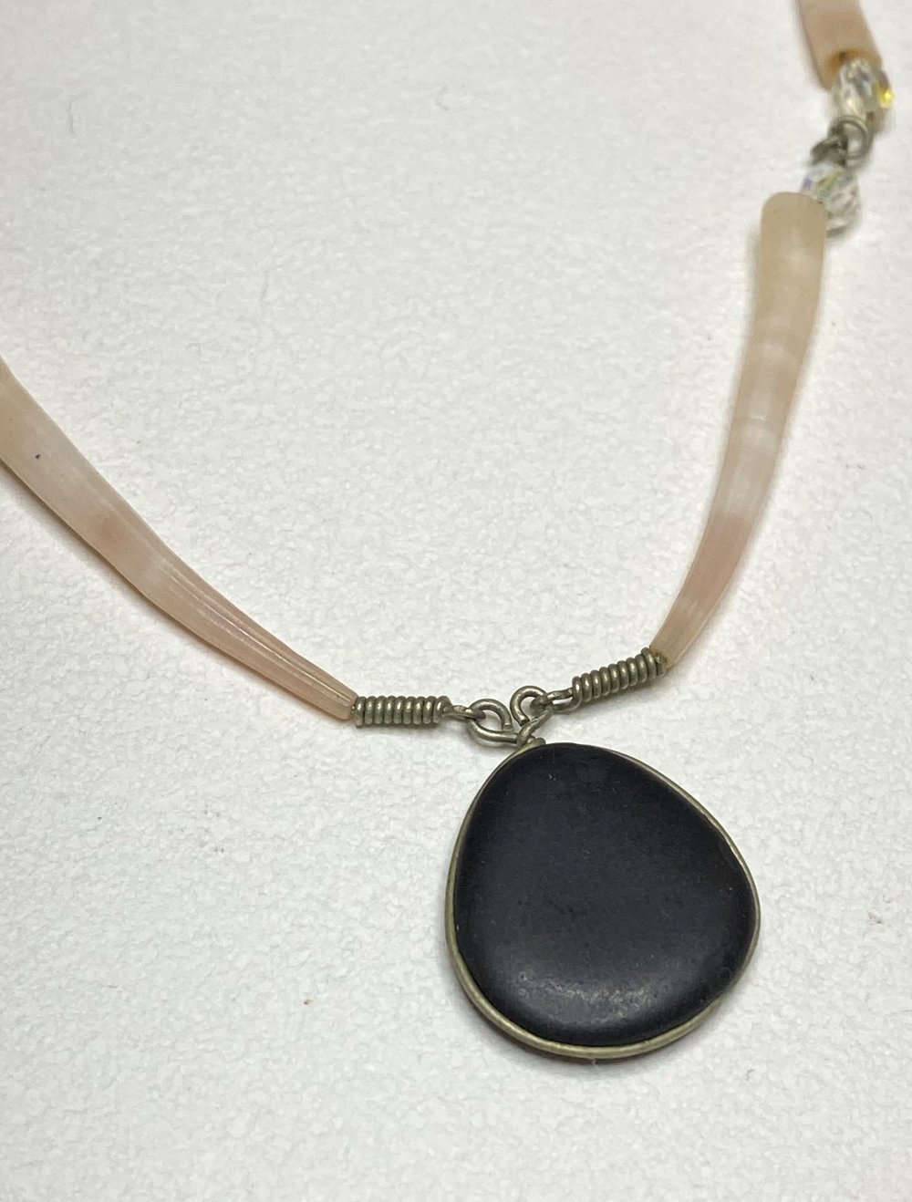 Zierliche Muschel Kette mit Schwarzem Chalcedon