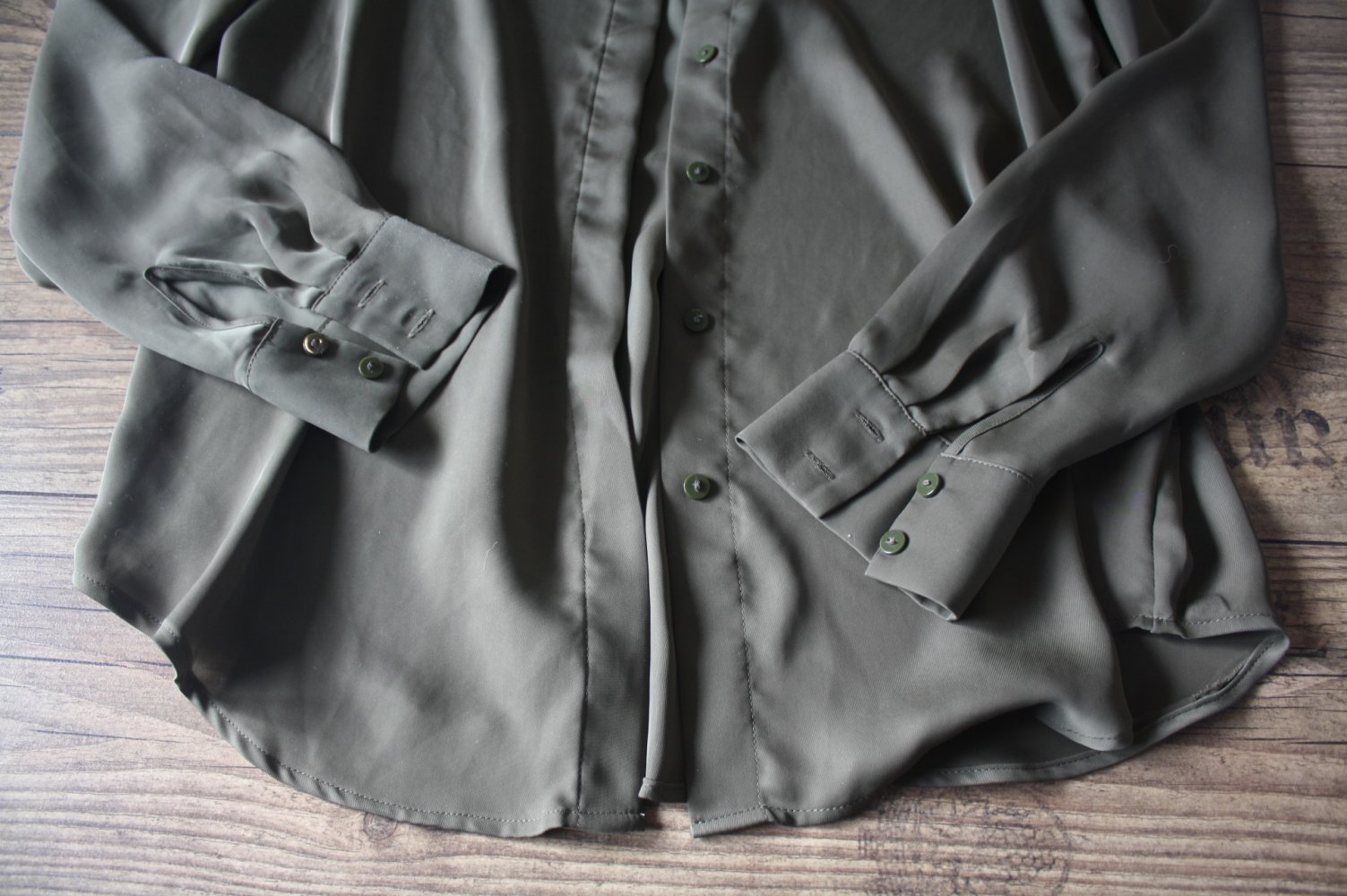 Leichte fliessende Bluse Khaki Farbe M 38 NEUWERTIG Langarmbluse 