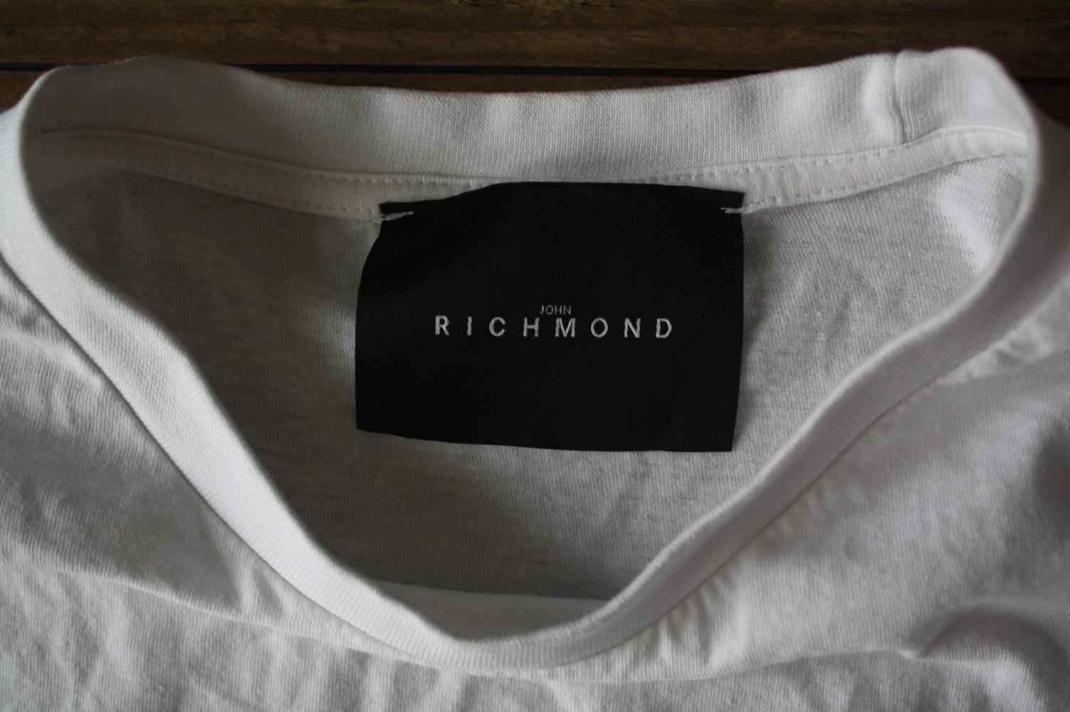 John Richmond London Baumwollshirt weisses Tshirt mit Cut Out vorn Gr S 36 wie neu, kaum angehabt