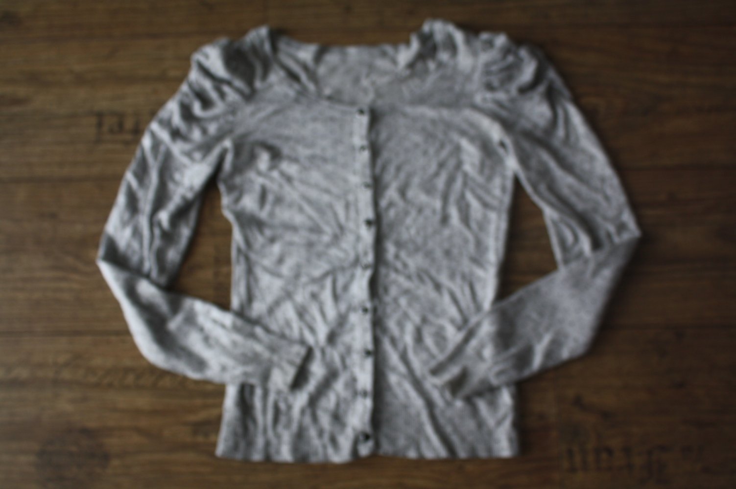 Graue Strickjacke Tally Weijl Puffärmel Punkte gepunktet Knopfleiste S 36 NEUWERTIG Zustand 10/10