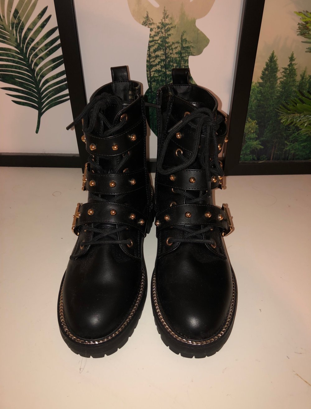 Schwarze Boots mit Golddetails