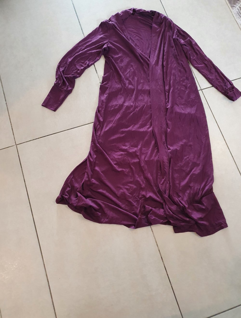 Lila Strickjacke