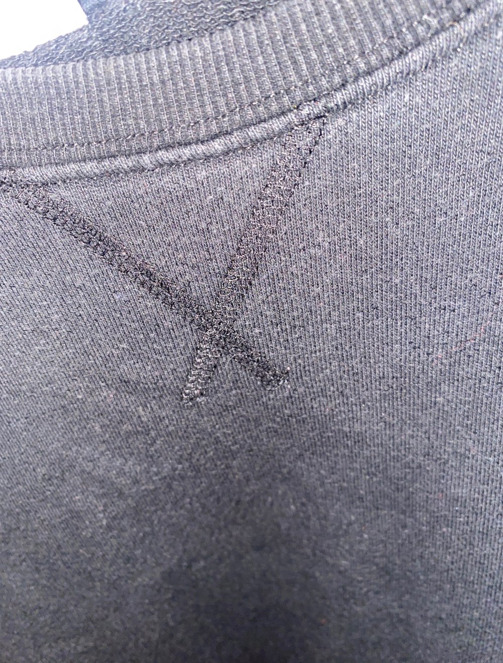 schwarzer pulli