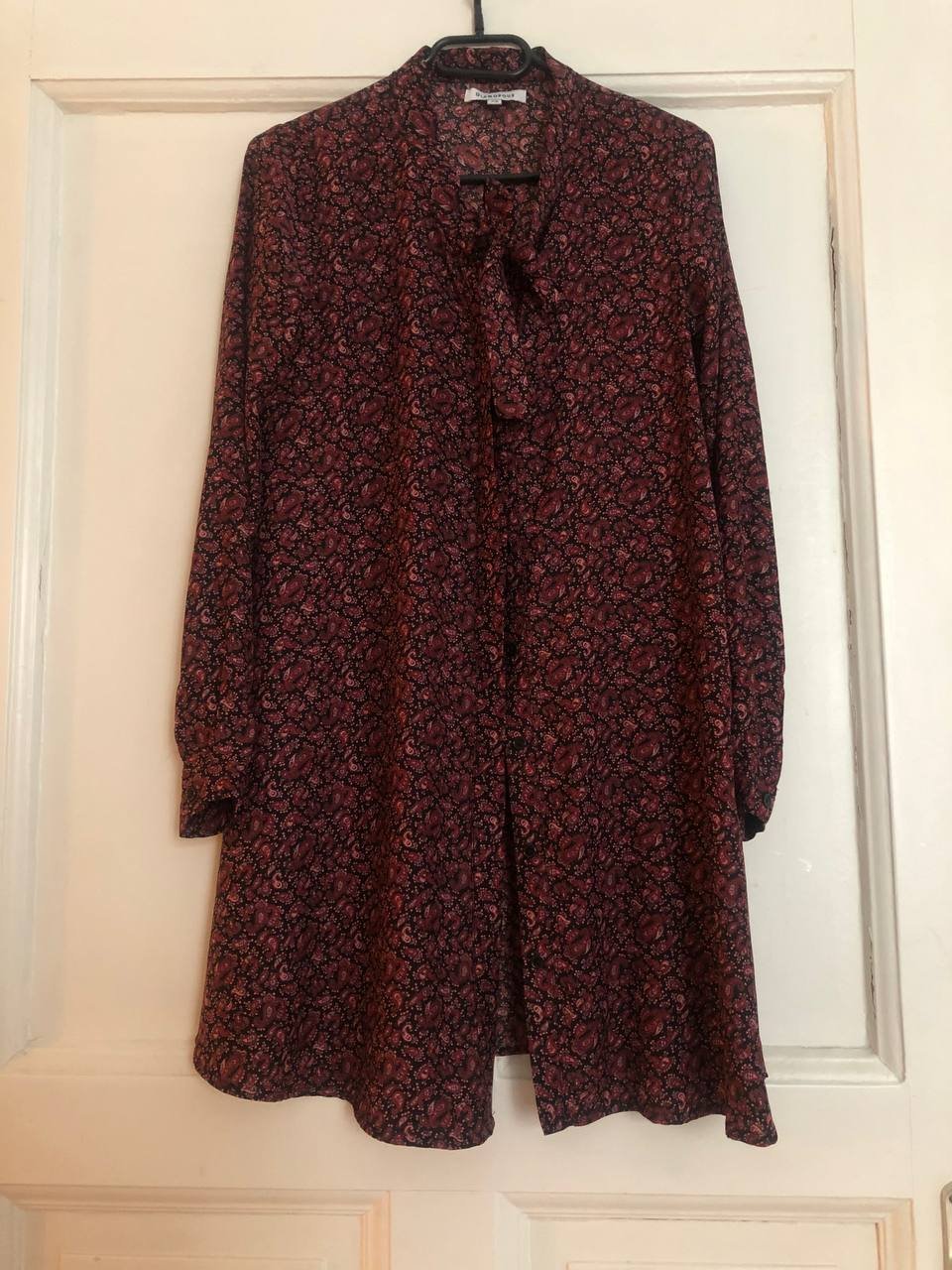 burgunderrotes Kleid mit Print