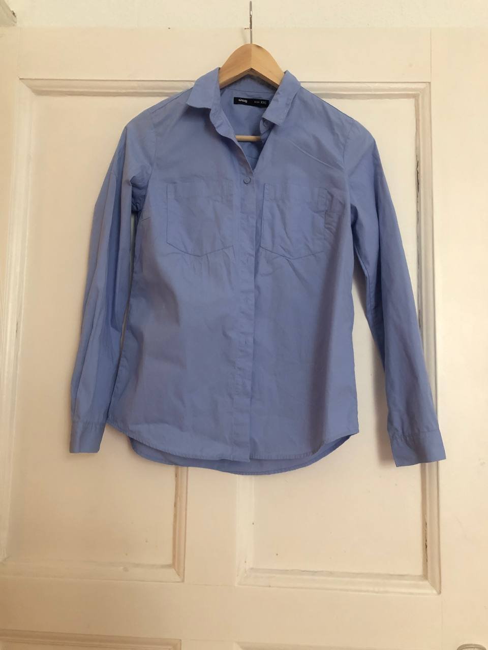 klassisches blaues Hemd