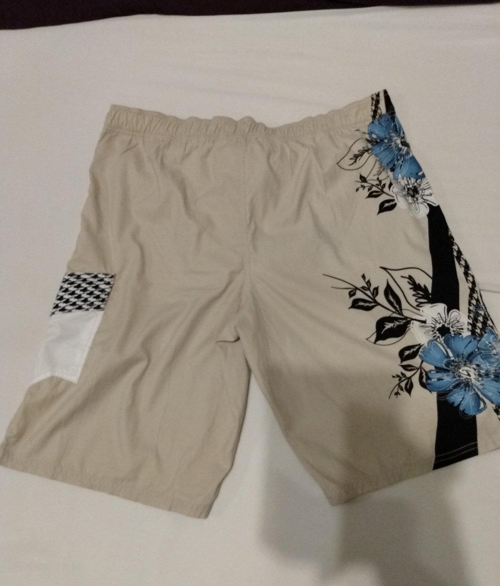 Badehose mit Blumenmuster