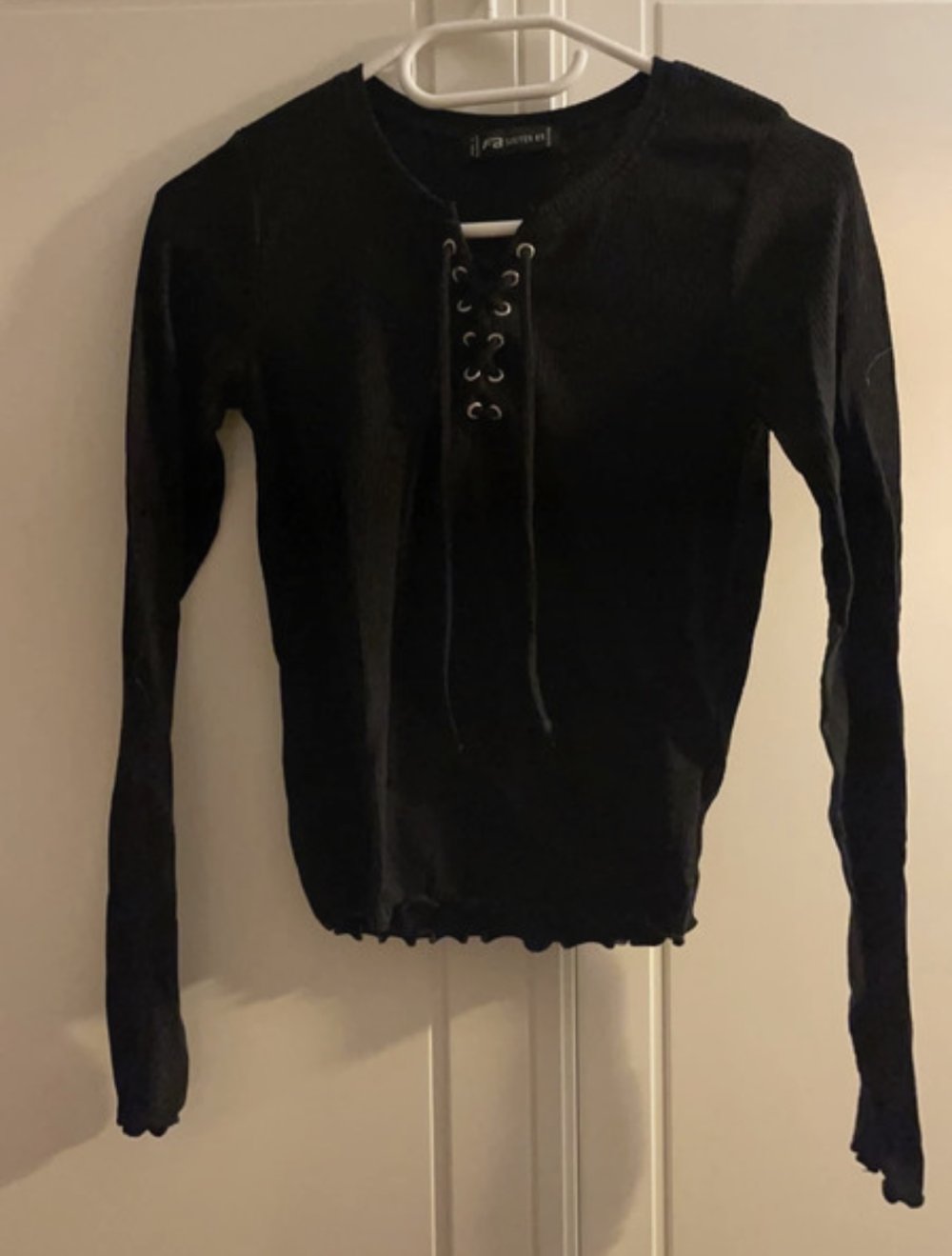 5 schwarze Tops je 4 Euro