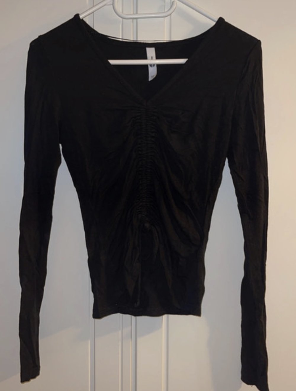 5 schwarze Tops je 4 Euro