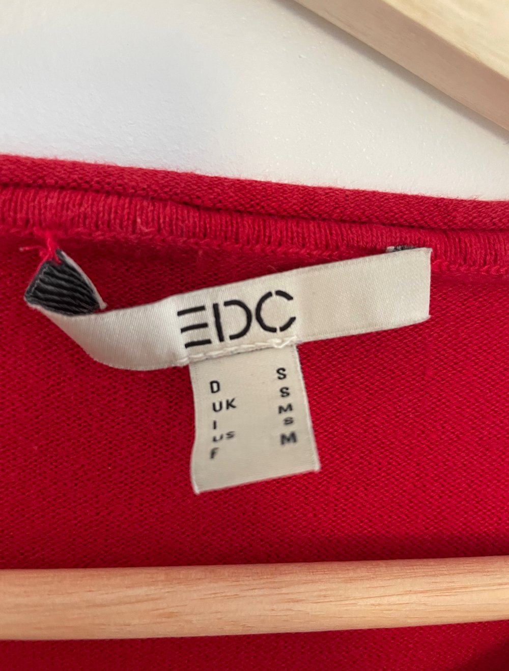 roter Pullover