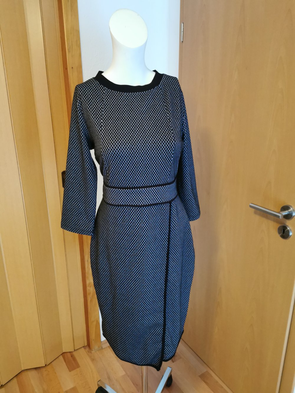 schwarz- grau gemustertes Damen- Kleid, von „Orsay“, Gr. 40