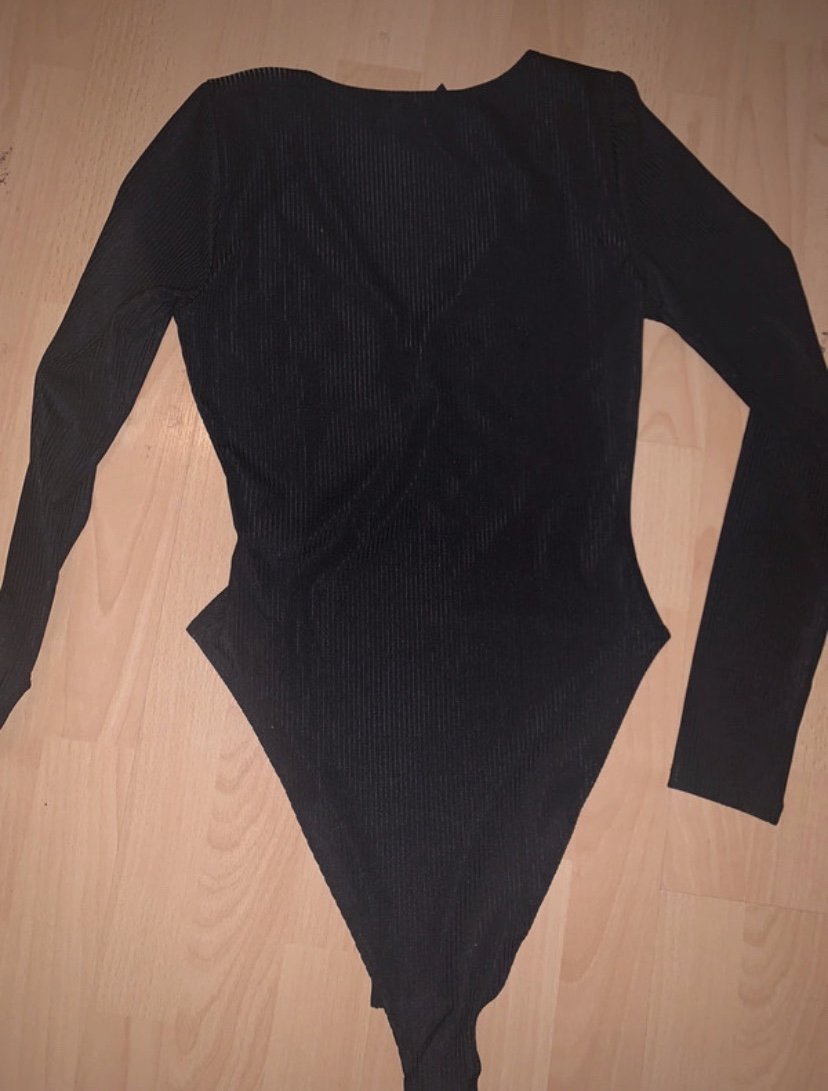 schwarzer langarmbody