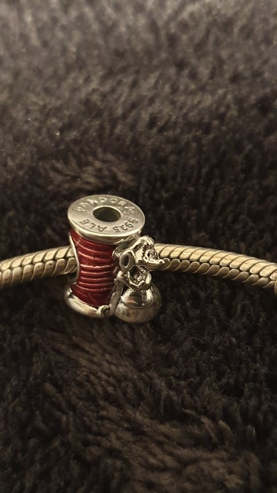 Pandora x Disney Cinderella Maus Suzi mit Garn-Rolle, rot, silber, original, quasi NEUWERTIG, Charm