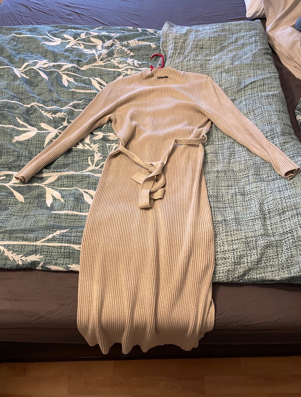 Langes Kleid in beige