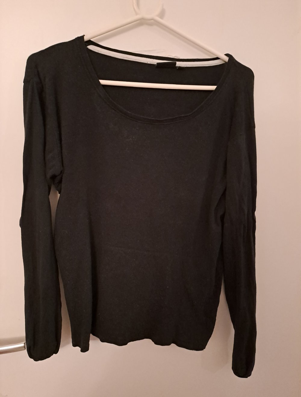 Dünner schwarzer Pullover