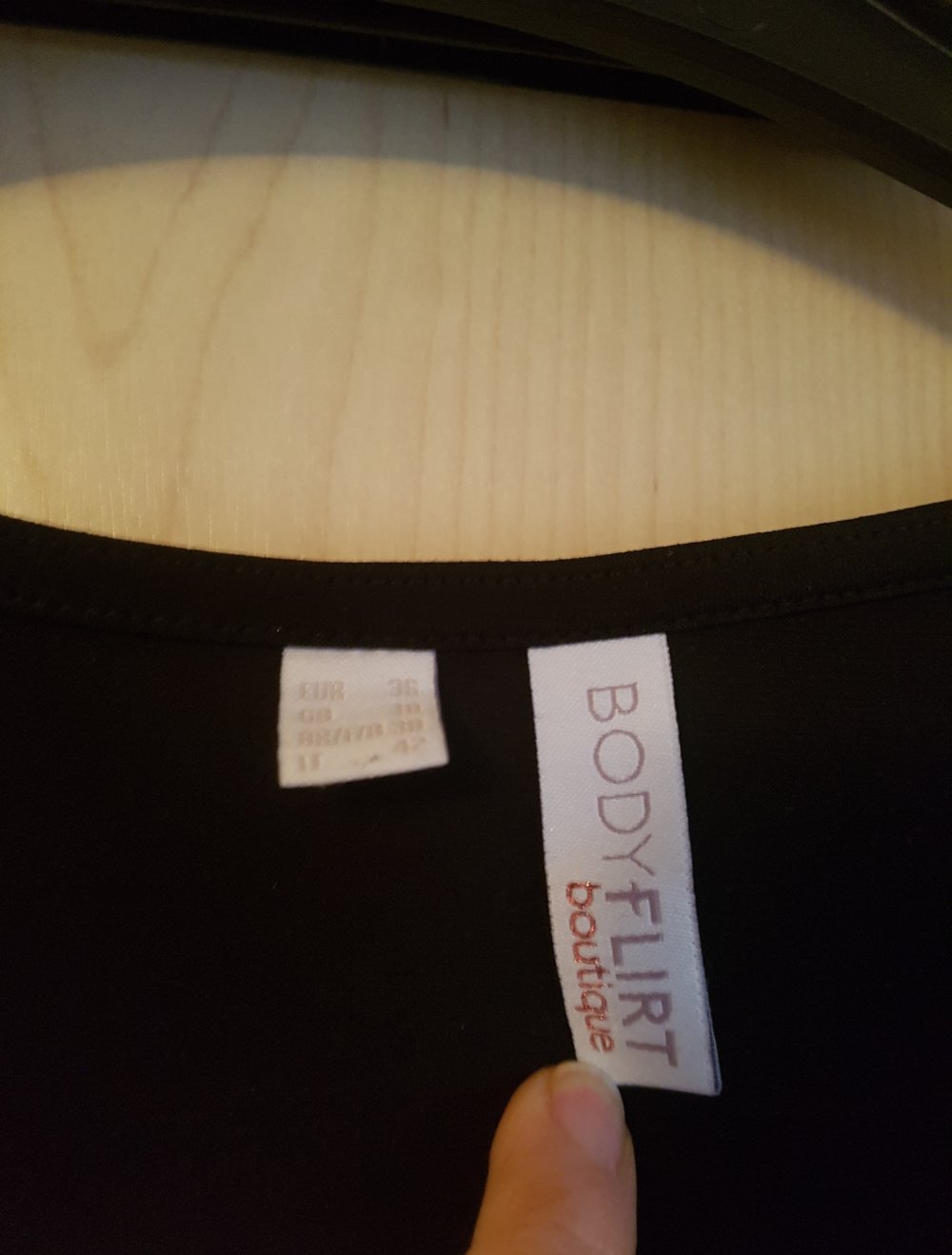 wunderschönes Blusenshirt mit tollen Pailettten Ausschnitt in Gr 36