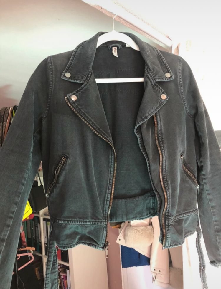 kurze Jeansjacke mit Gürtel